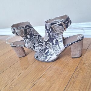 VIONIC Blakely Snake Print Leather Peep Toe Block Heel Booties Womens 8 Sandals